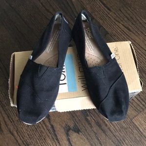 Toms women’s classic black canvas shoes